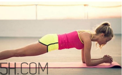女生平板支撐多長時間算好？練習平板支撐注意事項
