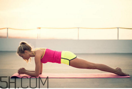 平板支撐一般人能堅持多久？平板支撐每天做多久合適？