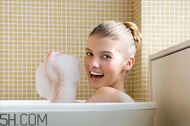 冬天洗澡頭發(fā)怎么辦 洗澡時不想洗頭發(fā)怎么辦 冬天洗澡頭發(fā)怎么辦 洗澡時不想洗頭發(fā)怎么辦