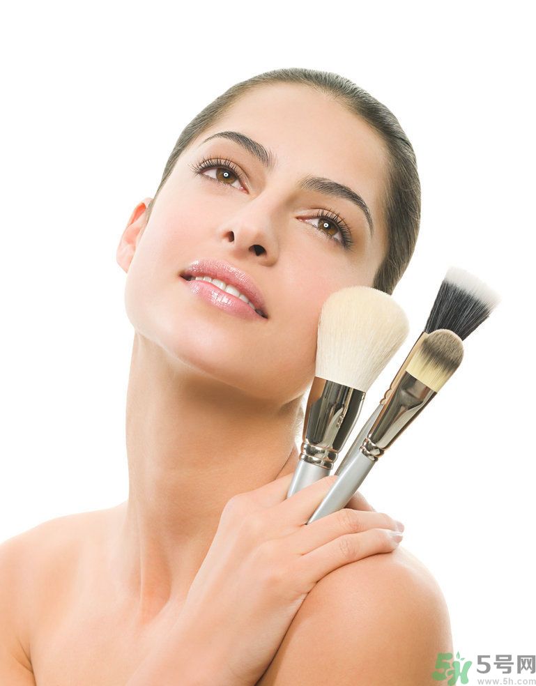 用什么粉餅美白效果好？粉餅與粉底液的區(qū)別？