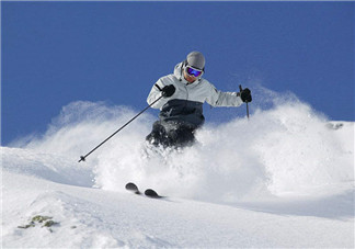 滑雪穿什么衣服比較好？滑雪鞋怎么穿？