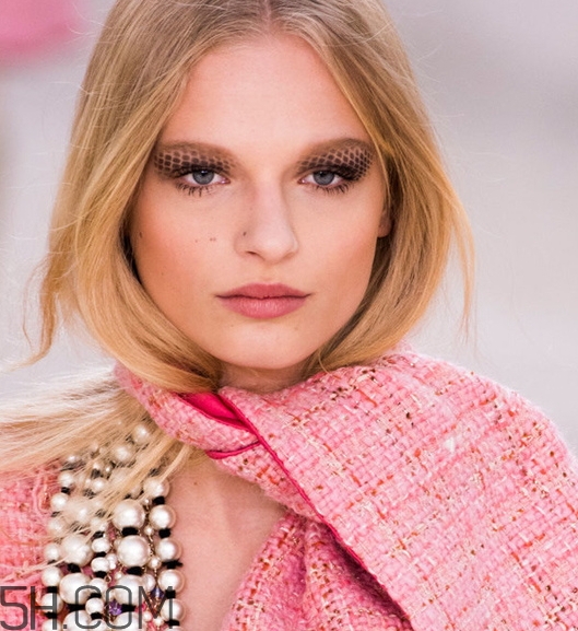 裸粉色口紅是什么顏色？裸粉色口紅試色