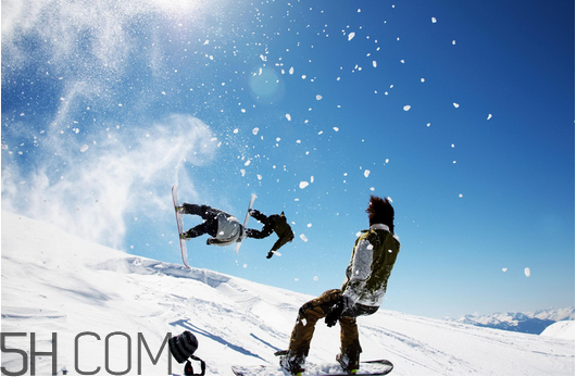 滑雪適合穿羽絨服嗎？滑雪鞋什么牌子好？