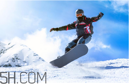 滑雪適合穿羽絨服嗎？滑雪鞋什么牌子好？