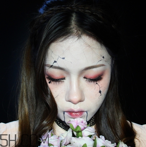 破碎娃娃妝怎么化？萬(wàn)圣節(jié)破碎娃娃妝畫法教程