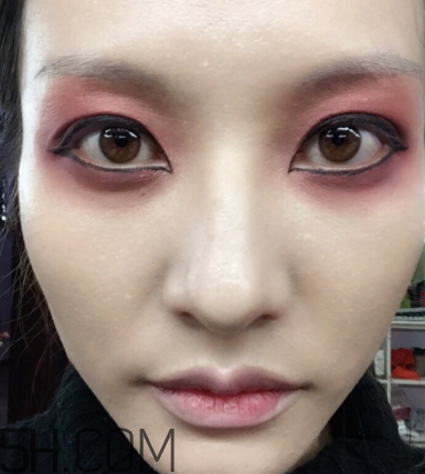 破碎娃娃妝怎么化？萬(wàn)圣節(jié)破碎娃娃妝畫法教程