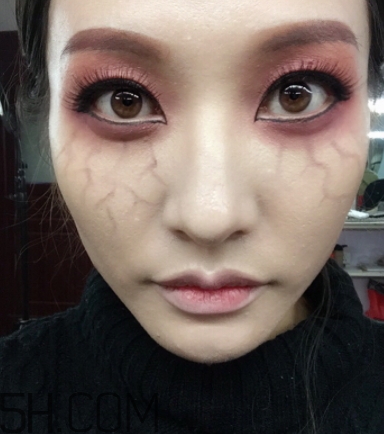 破碎娃娃妝怎么化？萬(wàn)圣節(jié)破碎娃娃妝畫法教程