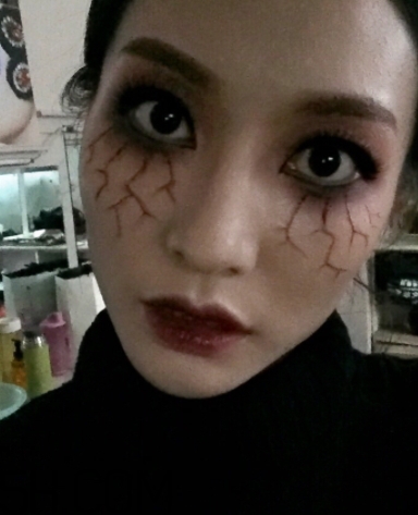 破碎娃娃妝怎么化？萬(wàn)圣節(jié)破碎娃娃妝畫法教程