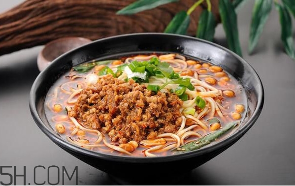 重慶小面為什么會火？重慶小面湯是怎么熬制的