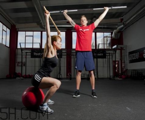 深蹲要站直嗎？深蹲蹲不下去怎么辦？