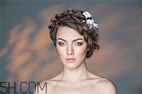 粉刺應(yīng)該去美容院挑嗎？粉刺應(yīng)該吃維生素幾？