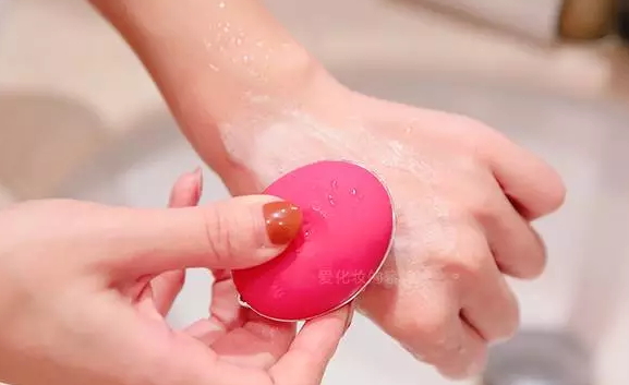 泰國(guó)sa ad na潔面儀怎么用？泰國(guó)sa ad na潔面儀使用方法