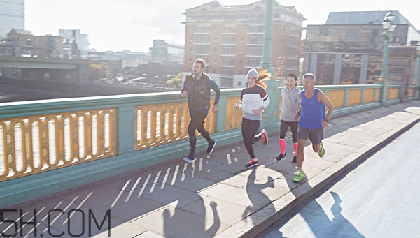 吃飯前跑步好還是吃飯后跑步 飯前跑步好還是飯后好 吃飯前跑步好還是吃飯后跑步 飯前跑步好還是飯后好