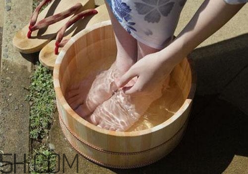 睡覺前泡腳可以減肥嗎 睡前泡腳好處多 睡覺前泡腳可以減肥嗎 睡前泡腳好處多