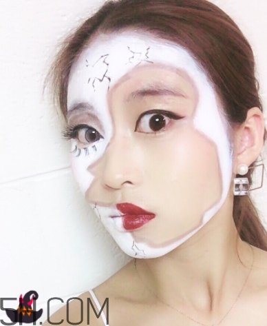 破碎娃娃妝怎么化？萬(wàn)圣節(jié)破碎娃娃妝畫法教程