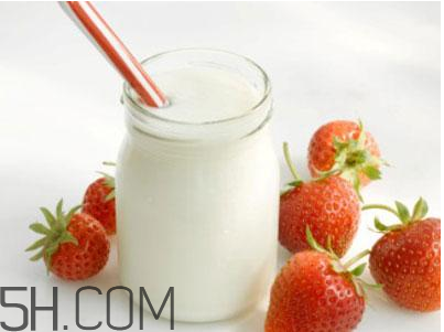 不宜喝牛奶的人群有哪些？牛奶和哪些食物相克？