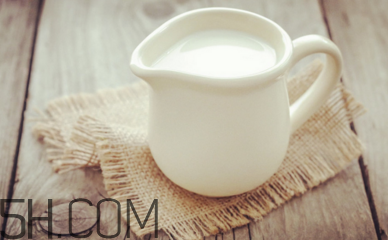 不宜喝牛奶的人群有哪些？牛奶和哪些食物相克？