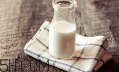 不宜喝牛奶的人群有哪些？牛奶和哪些食物相克？