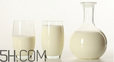 不宜喝牛奶的人群有哪些？牛奶和哪些食物相克？