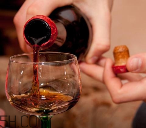 喝酒會引起尿酸偏高嗎？喝酒會引起尿毒癥嗎？