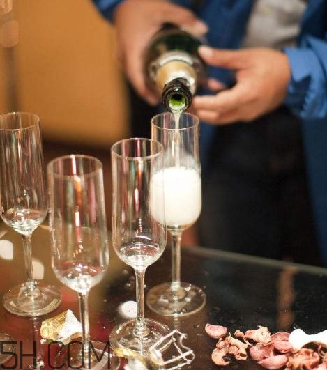 喝酒會引起尿酸偏高嗎？喝酒會引起尿毒癥嗎？