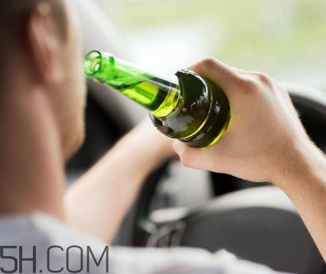 喝酒會(huì)引起痛風(fēng)嗎？喝酒會(huì)引起面癱嗎？