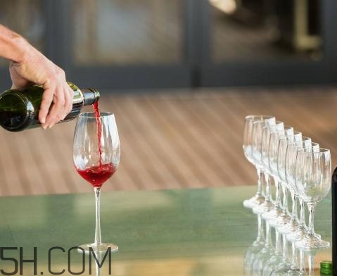 喝酒會(huì)引起痛風(fēng)嗎？喝酒會(huì)引起面癱嗎？