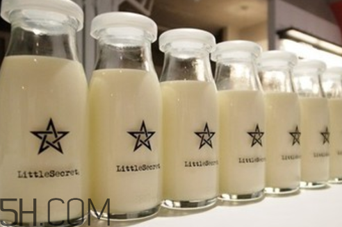 牛奶和什么一起吃最好？牛奶是全脂的好還是脫脂的好？