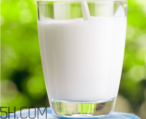 牛奶和什么一起吃最好？牛奶是全脂的好還是脫脂的好？