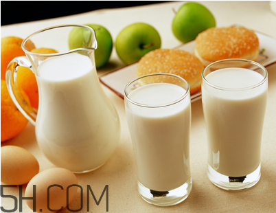 牛奶和什么水果一起吃？牛奶保質(zhì)期一般多久？