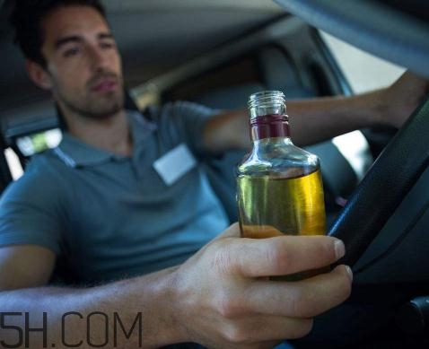 喝酒胃出血是什么癥狀？喝酒胃出血要住院嗎？