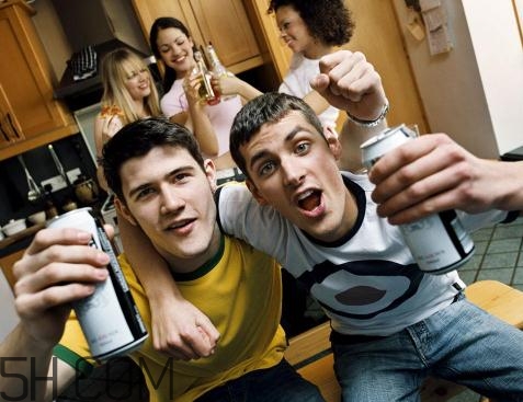 喝酒胃出血是什么癥狀？喝酒胃出血要住院嗎？