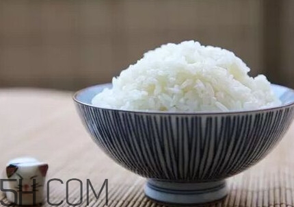 煮飯用熱水還是冷水？煮飯要放多少水