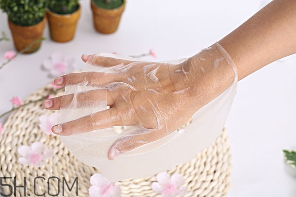 睡前敷面膜后還要洗臉嗎 睡前敷完面膜要洗臉嗎 睡前敷面膜后還要洗臉嗎 睡前敷完面膜要洗臉嗎