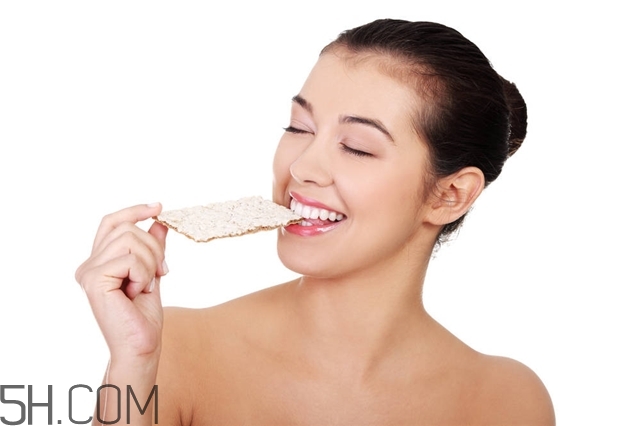 吃飯前要把口紅擦掉嗎 口紅吃進(jìn)去會(huì)有危害么 吃飯前要把口紅擦掉嗎 口紅吃進(jìn)去會(huì)有危害么