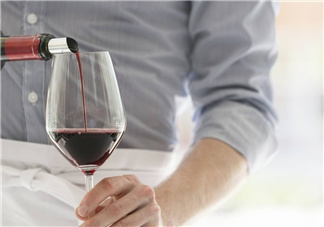 喝酒會(huì)引起痛風(fēng)嗎？喝酒會(huì)引起面癱嗎？