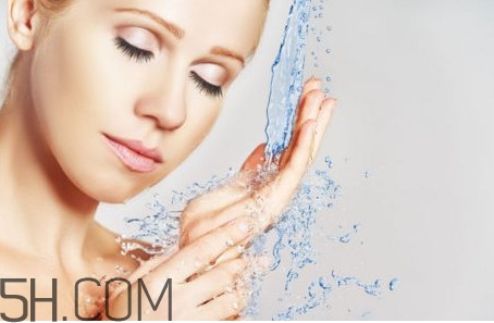 秋天洗臉用冷水還是熱水好？洗臉用毛巾好還是不用的好