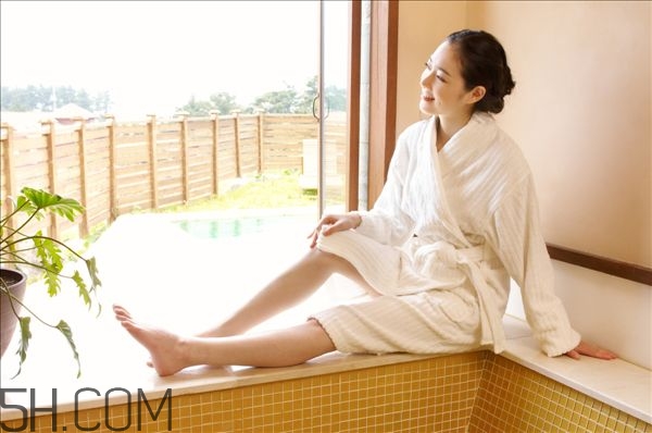 吃飯前洗澡好還是飯后洗的好 兩者皆不宜 吃飯前洗澡好還是飯后洗的好 兩者皆不宜