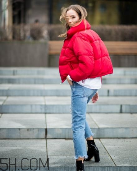 紅色羽絨服怎么搭配？紅色羽絨服搭配圖片