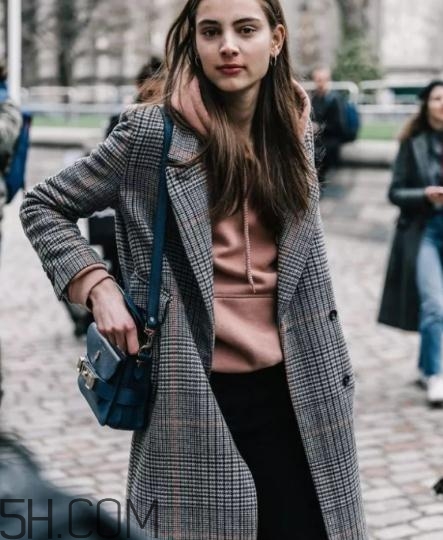 毛呢大衣皺了怎么辦？毛呢大衣愛(ài)沾毛怎么辦？