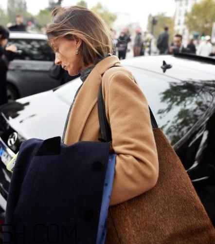 毛呢大衣皺了怎么辦？毛呢大衣愛(ài)沾毛怎么辦？