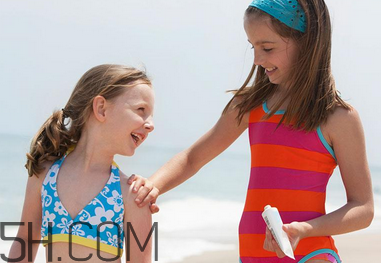 先涂防曬霜還是先涂隔離霜？素顏霜和防曬霜哪個(gè)先用？