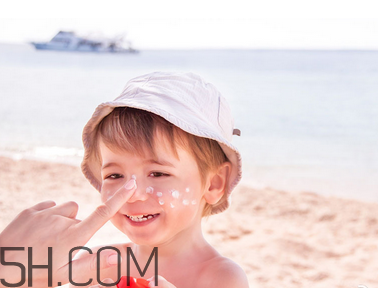 先涂防曬霜還是先涂隔離霜？素顏霜和防曬霜哪個(gè)先用？