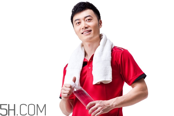 晚上睡覺醒來口干舌燥是怎么回事 晚上睡覺醒來口干舌燥是怎么回事