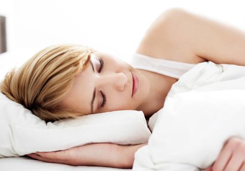 女人晚上睡覺(jué)出汗是什么原因?qū)е碌? alt=