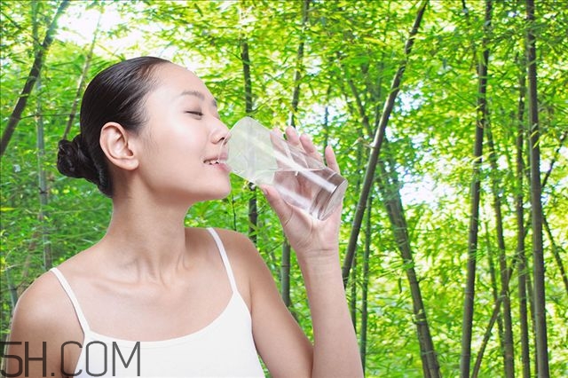 晚上睡覺醒來口干舌燥是怎么回事 晚上睡覺醒來口干舌燥是怎么回事