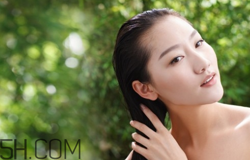 不同發(fā)質(zhì)使用哪種精油好？護(hù)發(fā)素和護(hù)發(fā)精油的區(qū)別