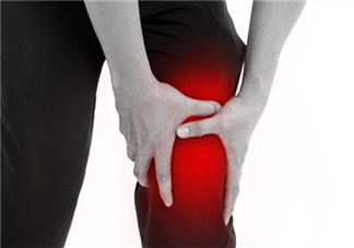 關(guān)節(jié)炎積液什么癥狀？關(guān)節(jié)炎積水怎么治療？