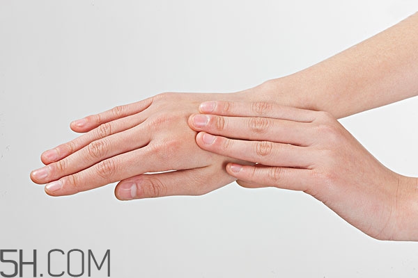 護(hù)手霜多久擦一次 護(hù)手霜晚上可以用嗎 護(hù)手霜多久擦一次 護(hù)手霜晚上可以用嗎