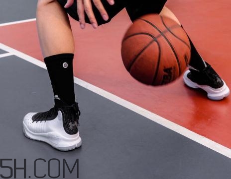 under armour curry 4黑白配色上腳效果怎么樣？